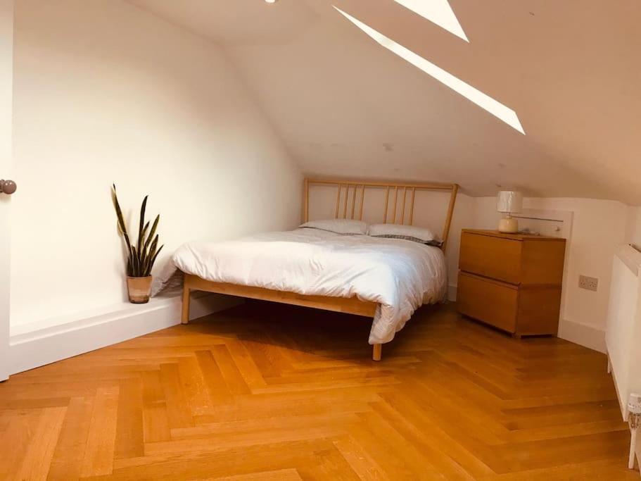 Stylish New Listing! Free Parking, Trendy Location Apartment London Exterior photo